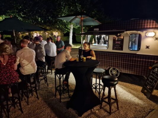 Location de caravane transformée en bar mobile vintage en Belgique
