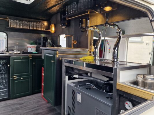 Location de caravane transformée en bar mobile vintage en Belgique